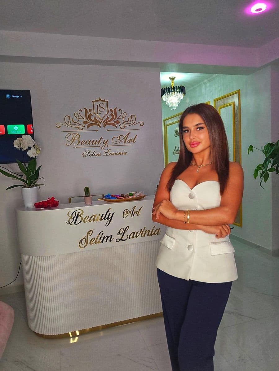 Selim Lavinia la recepția salonului, sub firma aurită Beauty Art