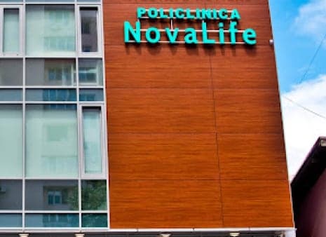 Clădirea în care funcționează policlinica NovaLife, cu firma pe fațadă